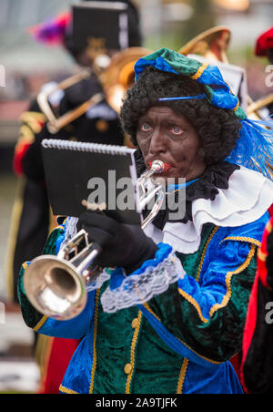 ENSCHEDE, Niederlande - 16.November 2019: Schwarzer Peter ist die helfende Hand des niederländischen Santa Claus genannt Sinterklaas. Dieses ist Musik zu machen. Stockfoto