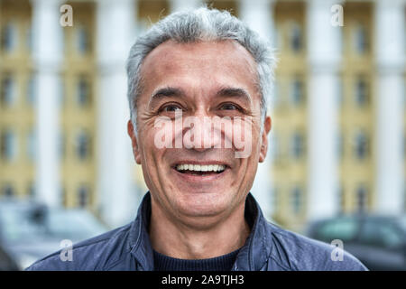 Close-up Street Portrait von einer freudigen Erfolgreiche intelligenten Mann mittleren Alters mit zarten Gesichtszüge. Ein Mann älter als 50, wie ein politi Stockfoto