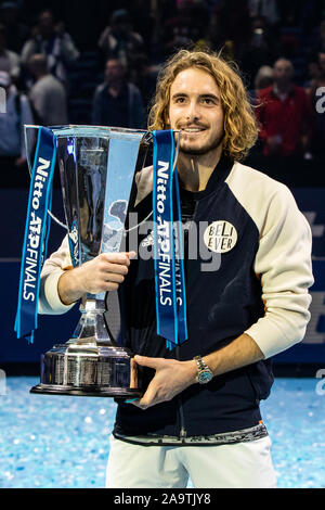 London, Großbritannien. 17. Nov, 2019. Stefanos Tsitsipas Griechenlands stellt mit seiner Trophäe, nachdem er die Nitto ATP World Tour Finale in der O2 Arena am November 167, 2019 in London, England. Credit: Unabhängige Fotoagentur/Alamy leben Nachrichten Stockfoto