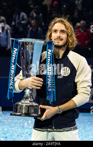 London, Großbritannien. 17. Nov, 2019. Stefanos Tsitsipas Griechenlands stellt mit seiner Trophäe, nachdem er die Nitto ATP World Tour Finale in der O2 Arena am November 167, 2019 in London, England. Credit: Unabhängige Fotoagentur/Alamy leben Nachrichten Stockfoto