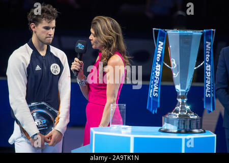 O2, London, UK. 18. November 2019. Stefanos Tsitsipas gewinnt den 2019 Nitto ATP besiegte Dominic Thiem. Bild: Dominic Thiem präsentiert mit der Läufer oben Trophäe. Credit: Malcolm Park/Alamy Leben Nachrichten. Stockfoto