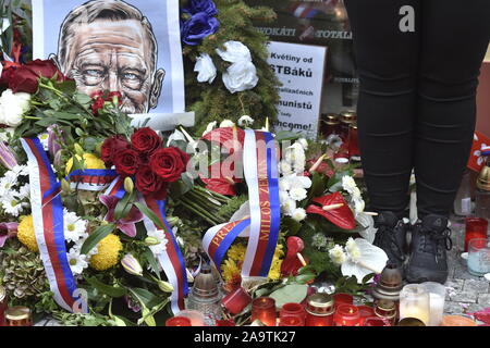 Prag, Tschechische Republik. 17. Nov, 2019. Bis zu 40.000 Menschen in den Narodni Straße drehte sich im Zentrum von Prag, wo Feiern zum 30. Jahrestag der Samtenen Revolution heute, am Sonntag, 17. November 2019. Die Narodni Straße war der Schauplatz der brutalen Niederschlagung der kommunistischen Polizei auf eine friedliche Studentendemonstration am 17. November 1989, die den Sturz des kommunistischen Regimes in der Tschechoslowakei ausgelöst. Menschenmassen belagerten die Plakette, den 17. November 1989 Ereignisse erinnert, die sie umgibt mit Tausenden von brennenden Kerzen. (CTK Photo/Michaela Říhová) Credit: Stockfoto