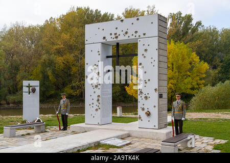 Die Slowakische ehrenwache am Denkmal "Brana Slobody" (Tor der Freiheit) Gedenken an Menschen, die an der Grenze auf der Flucht getötet wurden. Stockfoto