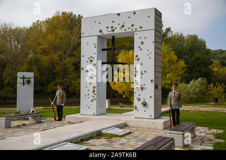 Die Slowakische ehrenwache am Denkmal "Brana Slobody" (Tor der Freiheit) Gedenken an Menschen, die an der Grenze auf der Flucht getötet wurden. Stockfoto