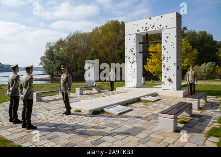 Die Slowakische ehrenwache am Denkmal "Brana Slobody" (Tor der Freiheit) Gedenken an Menschen, die an der Grenze auf der Flucht getötet wurden. Stockfoto