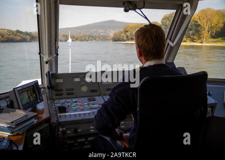 Bratislava, Slowakei. 2019/10/13. Ein Steuermann Piloten ein Schiff auf der Donau. Stockfoto