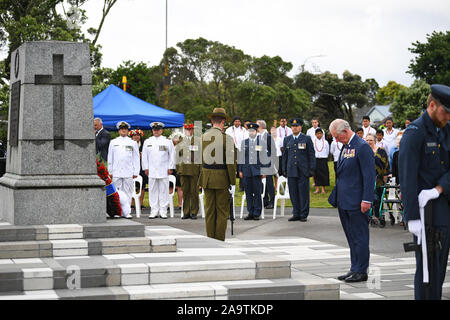 Der Prinz von Wales legt einen Kranz im Rahmen einer Zeremonie in Mount Roskill in Auckland War Memorial, am zweiten Tag der königlichen Besuch in Neuseeland. Stockfoto