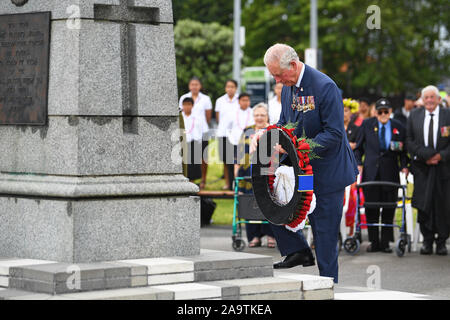 Der Prinz von Wales legt einen Kranz im Rahmen einer Zeremonie in Mount Roskill in Auckland War Memorial, am zweiten Tag der königlichen Besuch in Neuseeland. Stockfoto