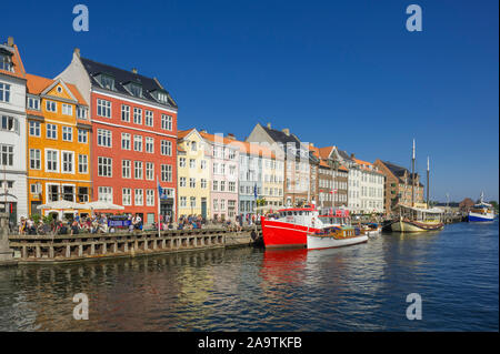 Kleine Boote entlang der Uferpromenade in Kopenhagen, Dänemark. Stockfoto