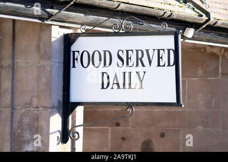 Essen serviert täglich Zeichen außerhalb Hotel Stockfoto