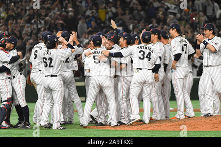 Tokio, Japan. 17. Nov, 2019. Japanische Team feiert nach einem an der World Baseball Softball Eidgenossenschaft Premier 12 Baseball Turnier finale im Tokyo Dome in Japan gewinnen am Sonntag November. 17., 2019. Foto: Ramiro Agustin Vargas Tabares Credit: Ramiro Agustin Vargas Tabares/ZUMA Draht/Alamy leben Nachrichten Stockfoto