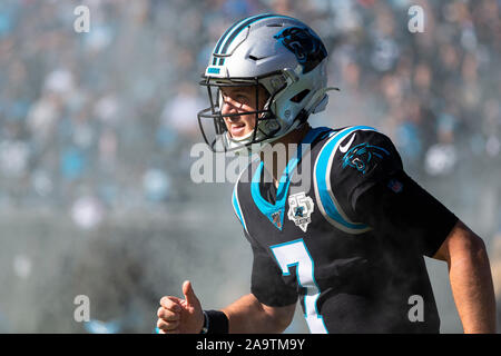 Charlotte, NC, USA. 17. Nov, 2019. Carolina Panthers Quarterback Kyle Allen (7) tritt für die NFL matchup an der Bank von Amerika Stadium in Charlotte, NC. (Scott Kinser/Cal Sport Media). Credit: Csm/Alamy leben Nachrichten Stockfoto