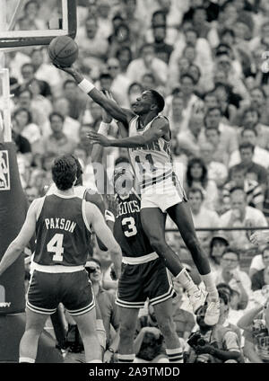 Detroit Pistons #11 Isiah Thomas kerben Vergangenheit Boston Celtics Dennis Jonhson und Jim Paxton während der NBA Halbfinale Spiel in Detroit Michigan 1988 Foto von Bill belknap Stockfoto