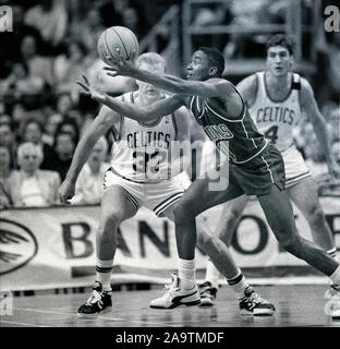 Detroit Pistons #11 Isiah Thomas und Boston Celtics #33 Larry Bird und #4 Jim Paxton während der NBA Halbfinale Spiel in Boston, Ma USA 1988 Foto von Bill belknap Stockfoto