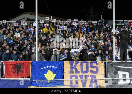 Pristina, Kosovo. 17. Nov, 2019. Kosovo Fans vor dem UEFA Euro 2020 Qualifikation Gruppe eine Übereinstimmung zwischen dem Kosovo und England an Fadil Vokrri Stadion am 17. November 2019 in Pristina, Kosovo. (Foto von Daniel Chesterton/phcimages.com) Credit: PHC Images/Alamy leben Nachrichten Stockfoto