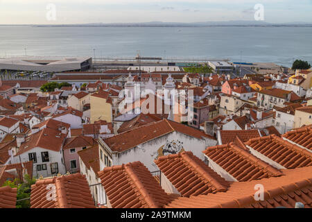 Lissabon, Portugal - 11. AUGUST 2019: Blick vom Miradouro de Santa Luzia, die Teil der Skyline der Stadt in Richtung Wasser. Stockfoto