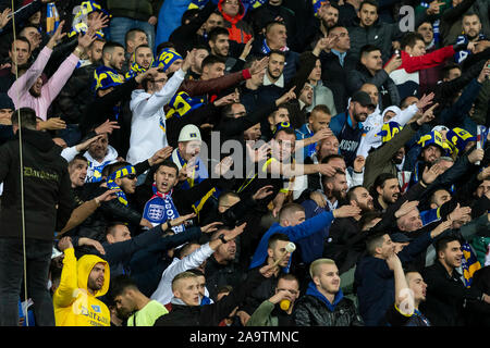 Pristina, Kosovo. 17. Nov, 2019. Kosovo Fans vor dem UEFA Euro 2020 Qualifikation Gruppe eine Übereinstimmung zwischen dem Kosovo und England an Fadil Vokrri Stadion am 17. November 2019 in Pristina, Kosovo. (Foto von Daniel Chesterton/phcimages.com) Credit: PHC Images/Alamy leben Nachrichten Stockfoto