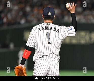 Tokio, Japan. 17. Nov, 2019. Japanische Team Mitglied Yamada Tetsuto hält einen Ball während eines Spiels am World Baseball Softball Eidgenossenschaft Premier 12 Baseball Turnier finale im Tokyo Dome in Japan am Sonntag November. 17., 2019. Foto: Ramiro Agustin Vargas Tabares Credit: Ramiro Agustin Vargas Tabares/ZUMA Draht/Alamy leben Nachrichten Stockfoto