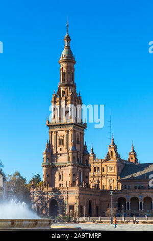 North Tower in Spanien Square (Plaza de Espana) in Sevilla (Sevilla) Stadt, Andalusien, Spanien. Beispiel für die Renaissance Renaissance Architektur. Helle, sonnige d Stockfoto