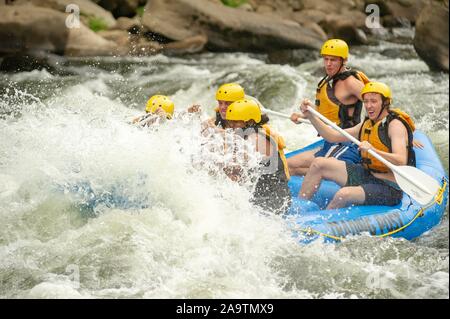 Johns Hopkins University Studenten nehmen an einer Orientierung Whitewater Rafting Trip vor Beginn der Studien an der Universität, 23. August 2010. Vom Homewood Sammlung Fotografie. () Stockfoto