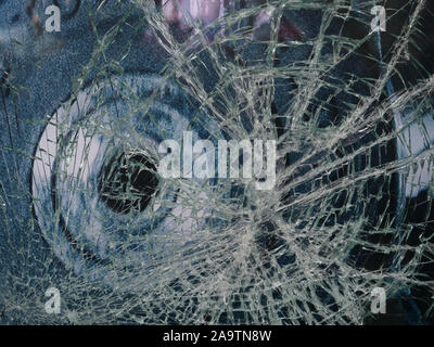 Zerbrochenes Glas Schaufenster am Piccadilly Circus, London, England, Großbritannien im November 2019 gesehen. Stockfoto