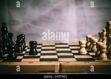 Szene eines Schach Schach auf einem Holzbrett Stockfoto