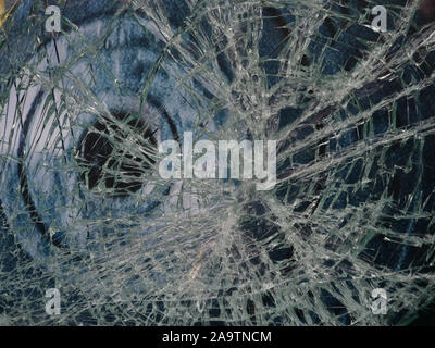 Zerbrochenes Glas Schaufenster am Piccadilly Circus, London, England, Großbritannien im November 2019 gesehen. Stockfoto