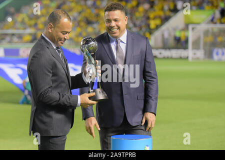 Brasilia, Brasilien. 17. Nov, 2019. Cafu und Ronaldo mit der FIFA U17-WM. Bezerrão Stadion. Brasilia DF. (Foto: Reinaldo Reginato/Fotoarena) Credit: Foto Arena LTDA/Alamy leben Nachrichten Stockfoto