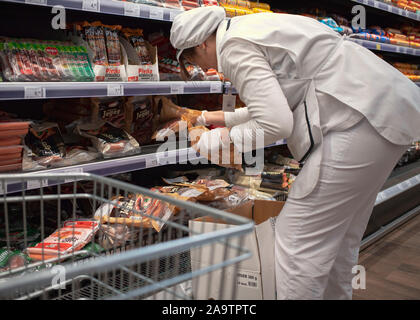 Šamac, Bosnien und Herzegowina, Okt 3, 2019: Mitarbeiterin waren die Klassifizierung im Supermarkt stand Stockfoto