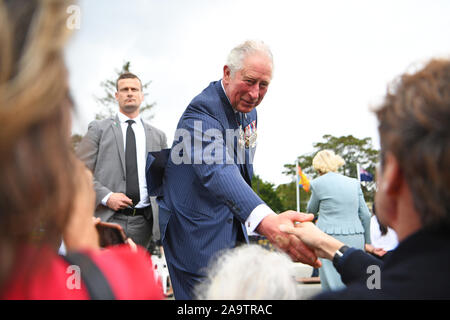 Der Prinz von Wales begrüßt Mitglieder der Öffentlichkeit, wie er eine Kranzniederlegung Zeremonie am Mount Roskill Kriegerdenkmal in Auckland besucht, am zweiten Tag der königlichen Besuch in Neuseeland. Stockfoto