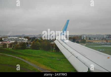 NEWARK, NJ-11 Nov 2019 - Blick auf die blauen und weißen Winglet eines Airbus A321 Neo auf dem französischen Business Class nur Airline La Compagnie (B0). Stockfoto