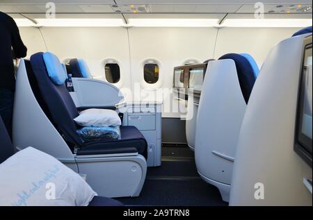 NEWARK, NJ-11 Nov 2019 - Ansicht der inneren Kabine eines Airbus A321 Neo auf dem französischen Business Class nur Airline La Compagnie (B0) an der Newark Li Stockfoto