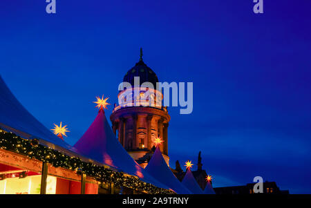 Nacht Weihnachtsmarkt am Gendarmenmarkt in Berlin neue Stockfoto