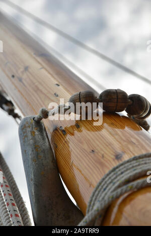 Detaillierte Nahaufnahme von parrel Perlen - Teil der Takelage auf dem Mast eines traditionellen hölzernen Segelyacht Stockfoto