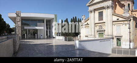 Die Ara Pacis Augustae in Rom, Italien, Panorama mit Blick zum Haupteingang und Vorplatz zusammen mit der benachbarten Kirche San Rocco Stockfoto