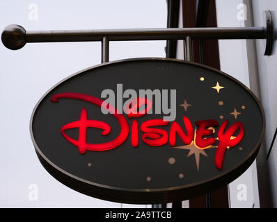 Logo Disney in der Oxford Street, London, England, UK gesehen. Stockfoto