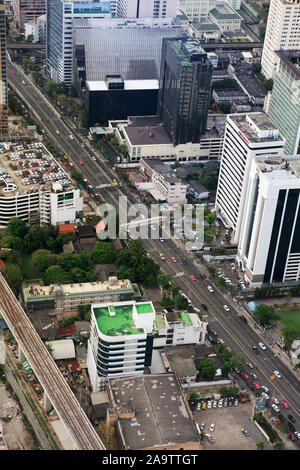 BANGKOK, THAILAND - 23 Dezember: Blick aus der Vogelperspektive auf den Verkehr am 23. Dezember 2013 in Bangkok. Stockfoto