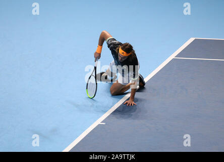 17. November 2019; O2 Arena, London, England; Nitto ATP-Finale; Stefanos Tsitsipas (GRE) rutscht während seiner singles Finale gegen Dominic Thiem (AUT) - Redaktionelle Verwendung Stockfoto