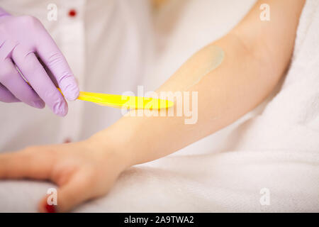 Pflege und Gesundheit. Haarentfernung. Kosmetische Verfahren. Schönheit und Gesundheit. Helle Haut Stockfoto