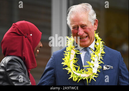 Der Prinz von Wales Schutz vor dem Regen unter einem Sonnenschirm bei einem Besuch in Wesley Community Centre in Auckland, am zweiten Tag der königlichen Besuch in Neuseeland. Stockfoto