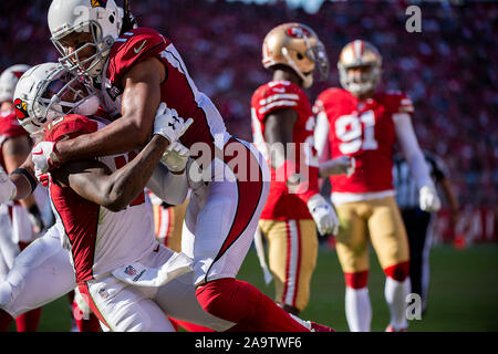 Santa Clara, CA, USA. 17. Nov, 2019. Arizona Cardinals' Pharoh Cooper (12), feiert seinen Touchdown mit Arizona-kardinäle 'Larry Fitzgerald (11) Im zweiten Quartal bei einem Spiel bei Levi's Stadium am Sonntag, 17. November 2019 in Santa Clara. Credit: Paul Kitagaki jr./ZUMA Draht/Alamy leben Nachrichten Stockfoto