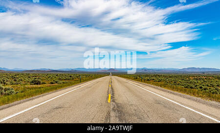 Northbound Idaho Route 75 in der Nähe von Shoshone mit Sawtooth National Recreation Area im Hintergrund. Stockfoto