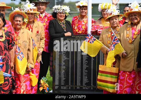 Die Leute von der Insel Niue im Südpazifik willkommen der Prinz von Wales und die Herzogin von Cornwall, da sie eine Kranzniederlegung Zeremonie am Mount Roskill in Auckland War Memorial besuchen, am zweiten Tag der königlichen Besuch in Neuseeland. Stockfoto