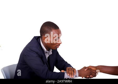 Business Handshake. Das Konzept zwei Geschäftsmänner Hände schütteln auf weißem Hintergrund. Stockfoto