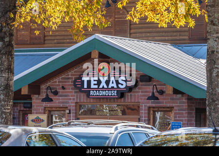 Texas Roadhouse ist ein amerikanisches Steakhouse Restaurant Kette für seine Hand bekannt - schnitten Steaks, und seine geröstete Erdnüsse in der Schale auf jeden Tisch. (USA) Stockfoto