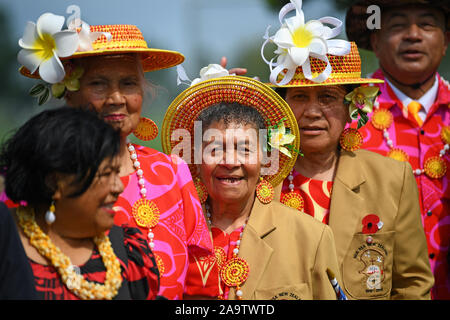 Die Leute von der Insel Niue im Südpazifik willkommen der Prinz von Wales und die Herzogin von Cornwall, da sie eine Kranzniederlegung Zeremonie am Mount Roskill in Auckland War Memorial besuchen, am zweiten Tag der königlichen Besuch in Neuseeland. Stockfoto