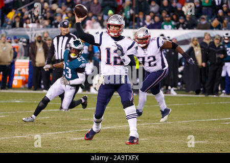 Philadelphia, Pennsylvania, USA. 17. Nov, 2019. New England Patriots Quarterback Tom Brady (12) wirft den Ball während der NFL Spiel zwischen den New England Patriots und die Philadelphia Eagles am Lincoln Financial Field in Philadelphia, Pennsylvania. Christopher Szagola/CSM/Alamy leben Nachrichten Stockfoto