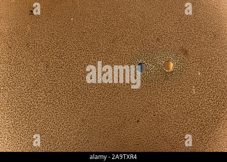 Metall rostige Textur Hintergrund rost Stahl mit zwei Löchern. Industrielle metall Textur. Grunge Texture verrostet, Rost Hintergrund. Stockfoto