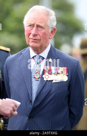 Der Prinz von Wales besucht eine Kranzniederlegung Zeremonie am Mount Roskill in Auckland War Memorial, am zweiten Tag der königlichen Besuch in Neuseeland. Stockfoto