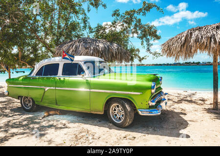 Playa La Herradura, Kuba - Oktober 27, 2019: American Classic Car am Strand Playa La Herradura, Provinz Las Tunas, Kuba Stockfoto